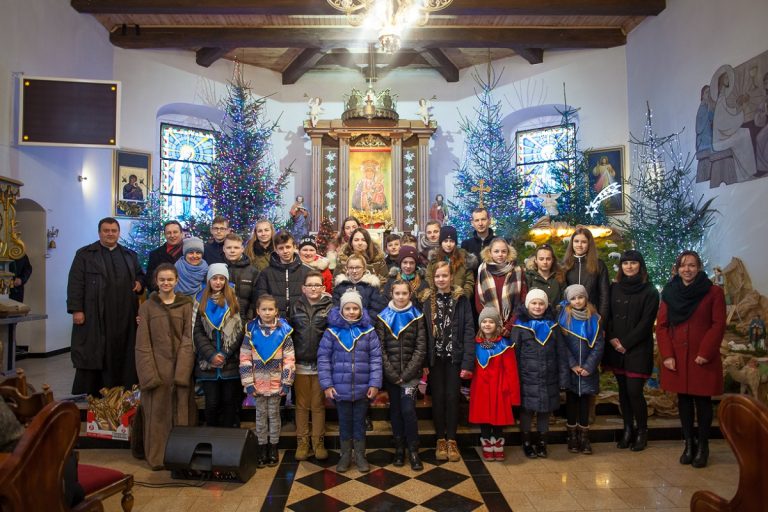 WYSTĘPY UCZNIÓW  W KOŚCIELE PARAFIALNYM POD WEZWANIEM MATKI BOSKIEJ CZĘSTOCHOWSKIEJ W ŁUPAWIE