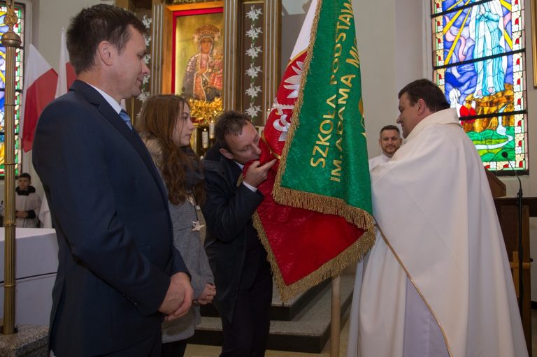 POŚWIĘCENIE SZTANDARU SZKOŁY / OBCHODY 100 ROCZNICY ODZYSKANIA NIEPODLEGŁOŚCI