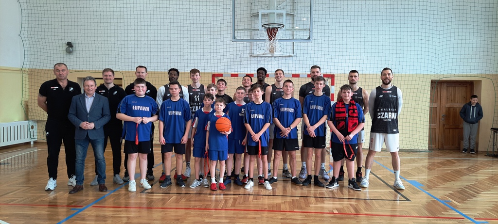 Koszykarze Czarni Słupsk w Łupawie. SP ŁUPAWA