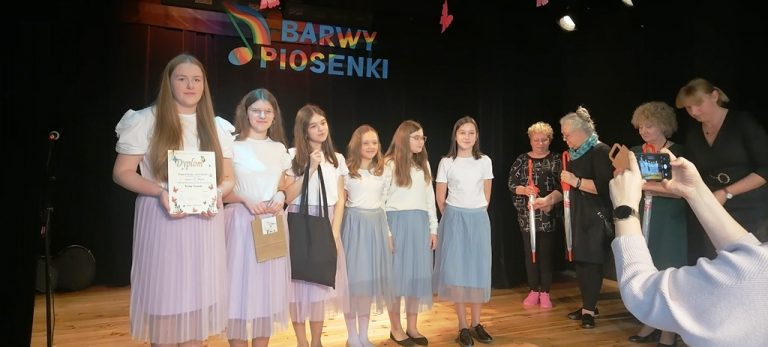 UCZNIOWIE SZKOŁY PODSTAWOWEJ W ŁUPAWIE WŚRÓD NAJLEPSZYCH UCZESTNIKÓW OGÓLNOPOLSKIEGO KONKURSU PIOSENKI MŁODZIEŻOWEJ “ BARWY PIOSENKI”