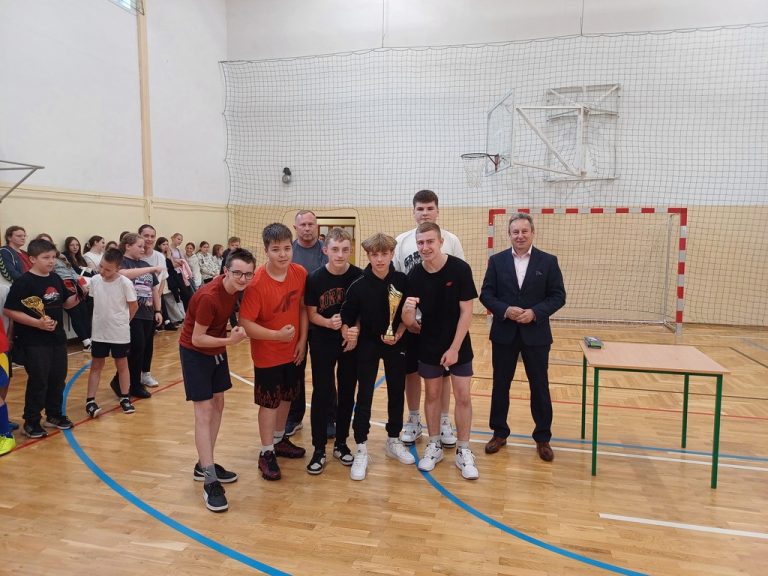 Turniej Piłki Nożnej dla klas IV – VIII – Emocje, Rywalizacja i Dobra Zabawa! Turniej Piłki Nożnej dla klas IV – VIII – Emocje, Rywalizacja i Dobra Zabawa!