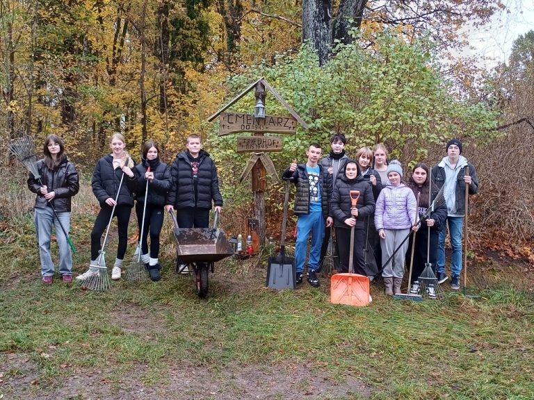 Pamięć i szacunek – uczniowie klasy VIII A w hołdzie zmarłym Pamięć i szacunek – uczniowie klasy VIII A w hołdzie zmarłym