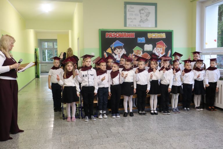 Pasowanie na ucznia klasy pierwszej Szkoły Podstawowe im. Adama Mickiewicza w Łupawie
