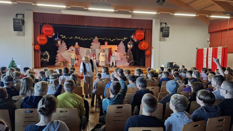 Spektakl „Cztery mile za piec”