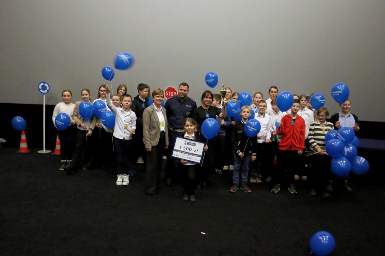 UCZNIOWIE I NAUCZYCIELE ZE SZKOŁY PODSTAWOWEJ W ŁUPAWIE ODBIERAJĄ NAGRODY PODCZAS POMORSKIEJ FINAŁOWEJ GALI KONKURSU „ODBLASKOWA SZKOŁA”