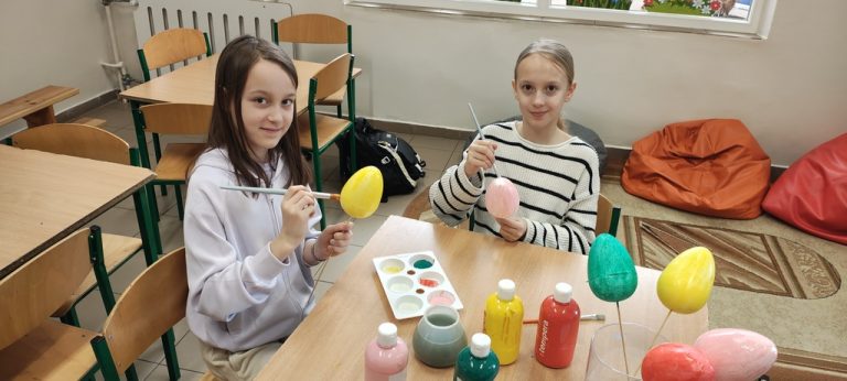Wielkanocne ozdoby w świetlicy szkolnej