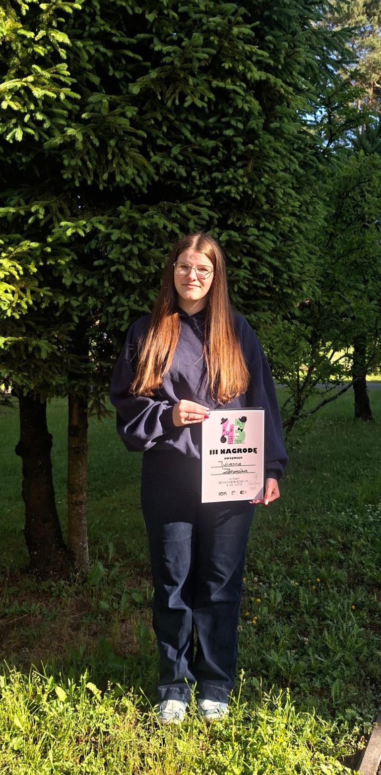 Julianna Zawacka na podium w powiatowym konkursie recytatorskim