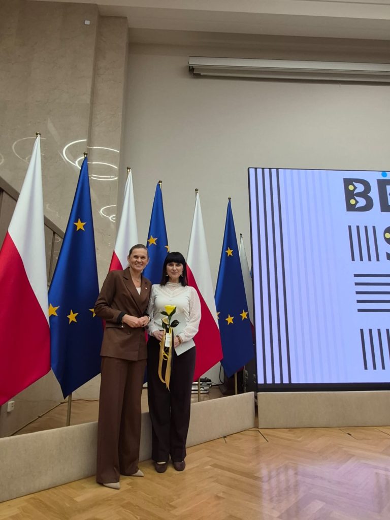 Nauczycielka ze Szkoły Podstawowej w Łupawie nominowana do prestiżowej nagrody „Bëlny Szkólny”. Wielkie wyróżnienie dla Zuzanny Malek