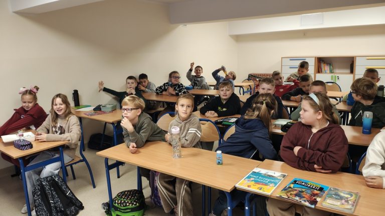       Spotkanie z cyklu „Czytamy morskie opowieści” w klasie III.